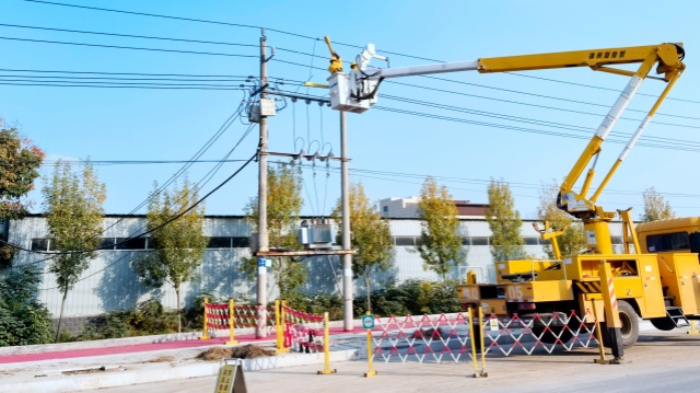 國網(wǎng)平輿縣供電公司:帶電作業(yè)除隱患,護(hù)航企業(yè)穩(wěn)生產(chǎn)